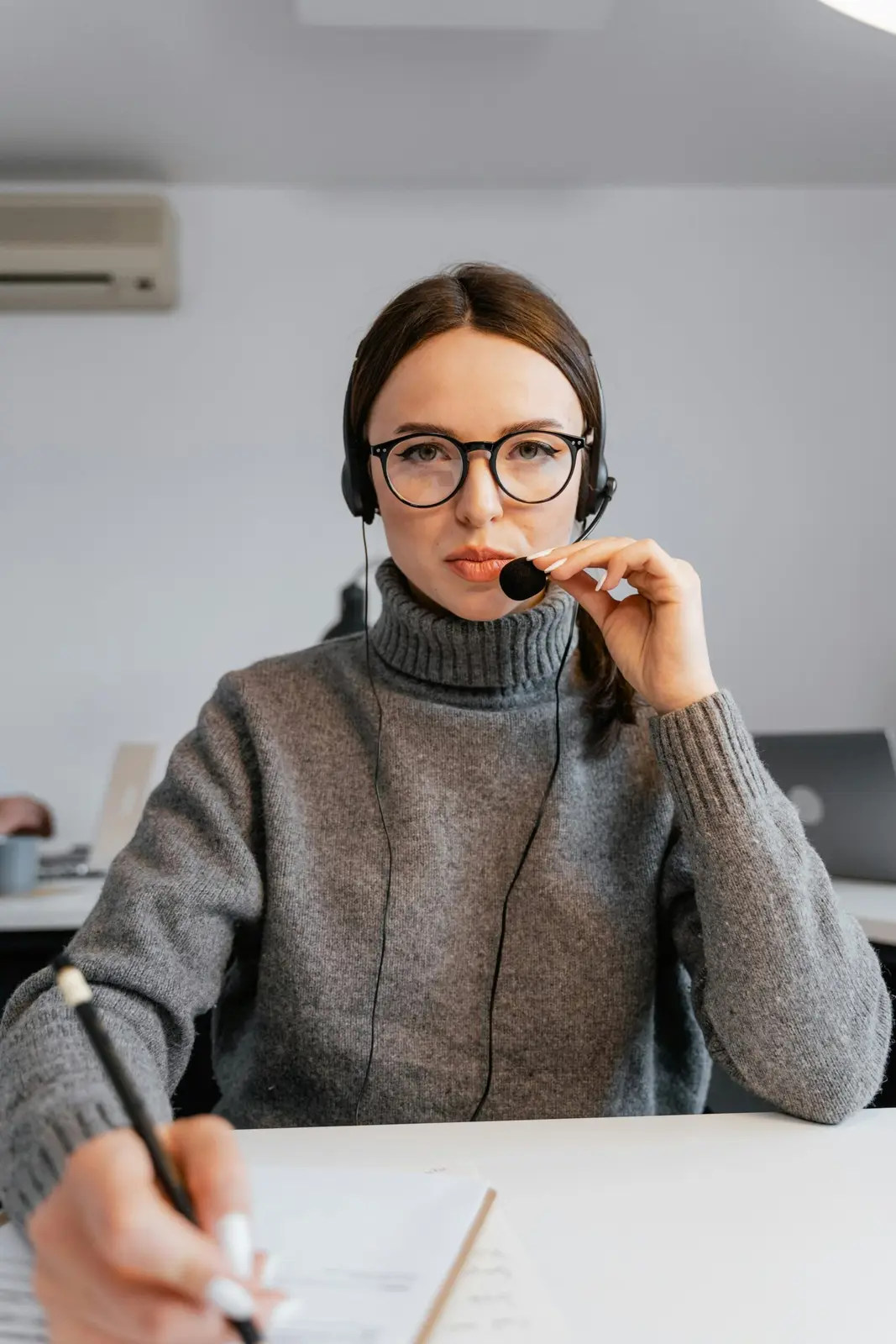 Profesional preparando una conversación comercial